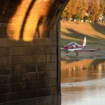 Read more about the article Aeroshow u Sisku: Pilot iz Jaske proletio je zrakoplovom ispod sisačkog zidanog mosta
