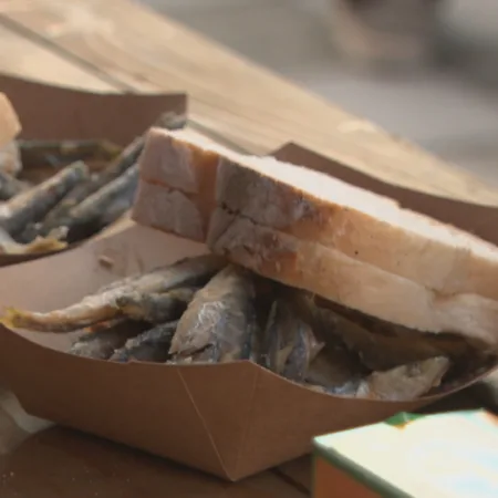 Read more about the article Podjela prženih ribica na Badnjak